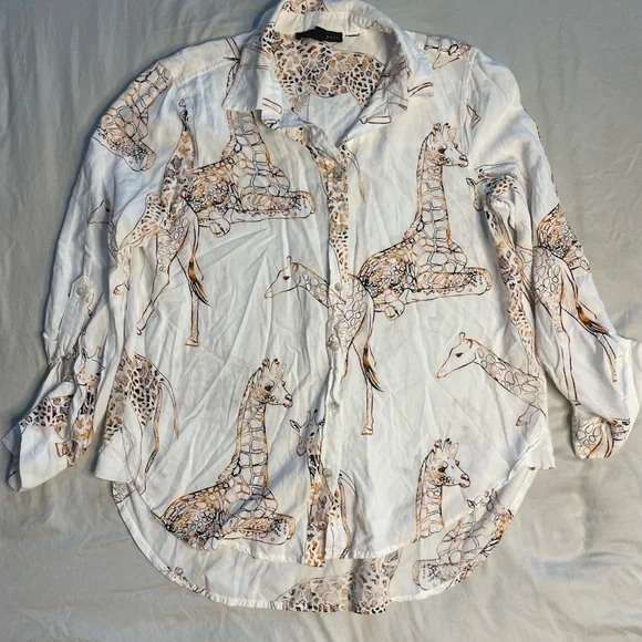 Jane + Delancey White Giraffe Print Button-Up Shirt Size Medium - Picture 2 of 7